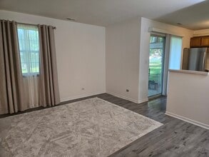 537 E Shag Bark Ln in Streamwood, IL - Building Photo - Building Photo