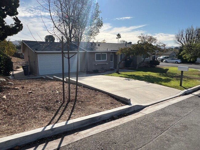 1306 Calle Bouganvilla in Thousand Oaks, CA - Building Photo - Building Photo