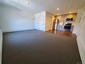 100 Mariners Way in Port Jefferson, NY - Building Photo - Building Photo