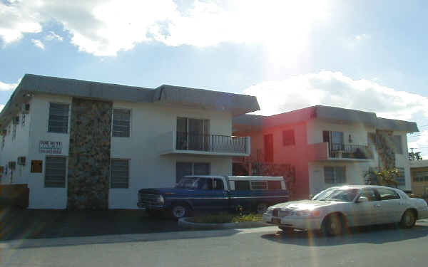 16151 NE 18th Pl in North Miami Beach, FL - Foto de edificio - Building Photo