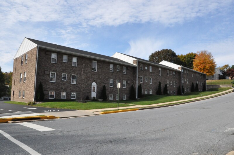 23 Orchard Hills Dr-Unit -F in Boyertown, PA - Building Photo