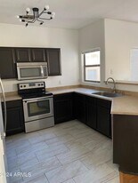 525 N Miller Rd in Scottsdale, AZ - Building Photo