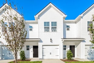 1028 Wildflower Dr in Wilmington, NC - Building Photo