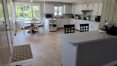 1 Washington Ave E in Hampton Bays, NY - Building Photo - Building Photo