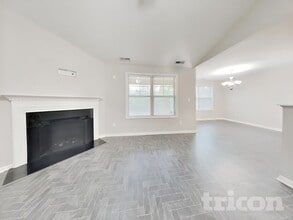 295 New Castle Ln in Spring Lake, NC - Building Photo - Building Photo