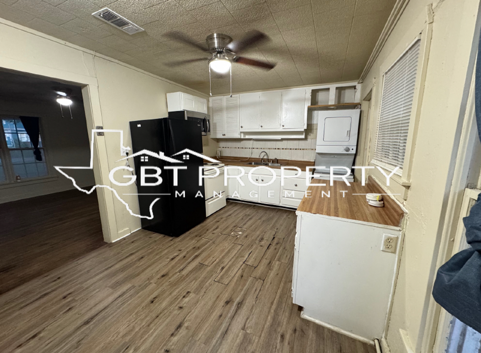 406 E Cobb St in Groesbeck, TX - Foto de edificio