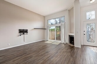 13011 Mindanao Way in Marina Del Rey, CA - Foto de edificio - Building Photo