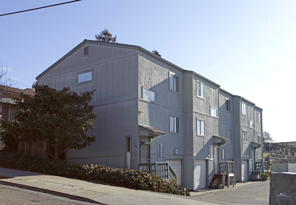 2444 Frances St in Oakland, CA - Building Photo