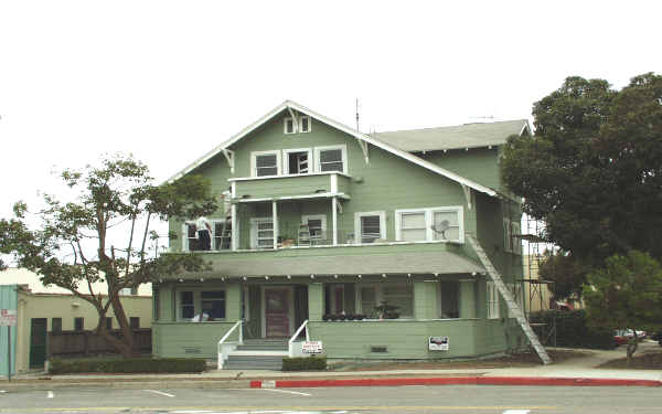 221 Carnelian St in Redondo Beach, CA - Building Photo