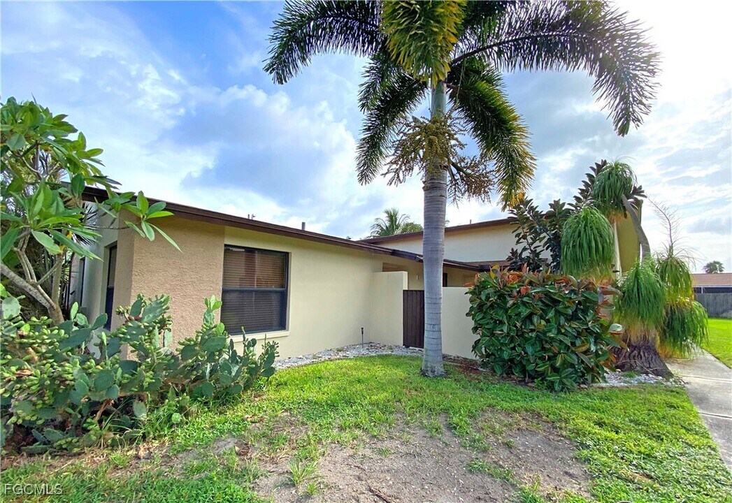 6112 Principia Dr in Ft. Myers, FL - Foto de edificio