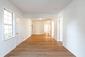 1885 Chestnut Avenue in Long Beach, CA - Building Photo - Interior Photo