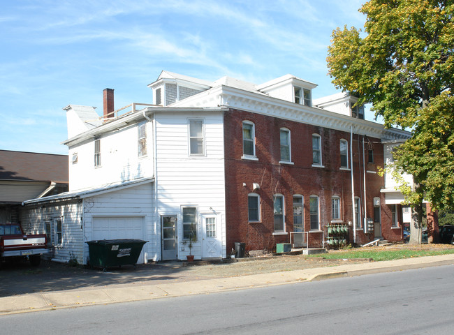 402 W Main St in Bloomsburg, PA - Building Photo - Building Photo