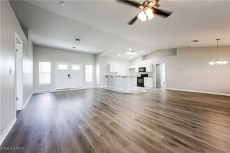 1617 NE 2nd Ave in Cape Coral, FL - Foto de edificio - Building Photo