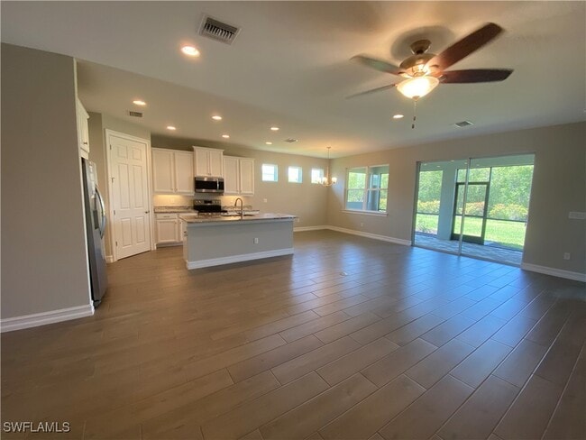 28180 Seasons Tide Ave in Bonita Springs, FL - Foto de edificio - Building Photo