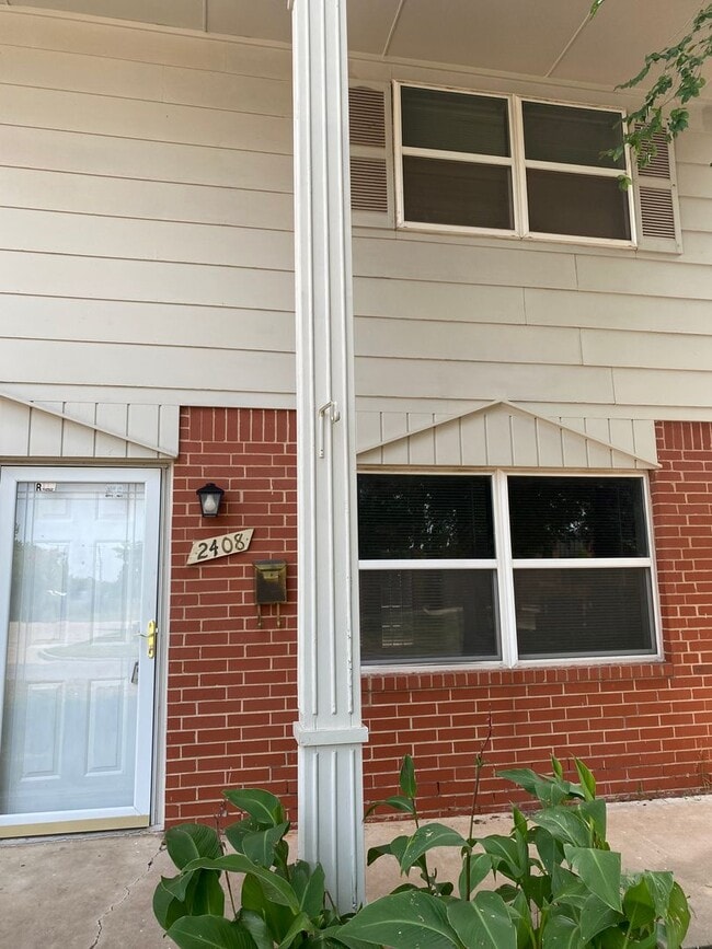 property at 2408 N Reeves Ave