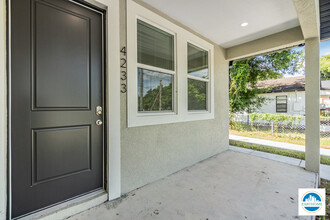 4233 E Curtis St in Tampa, FL - Foto de edificio - Building Photo