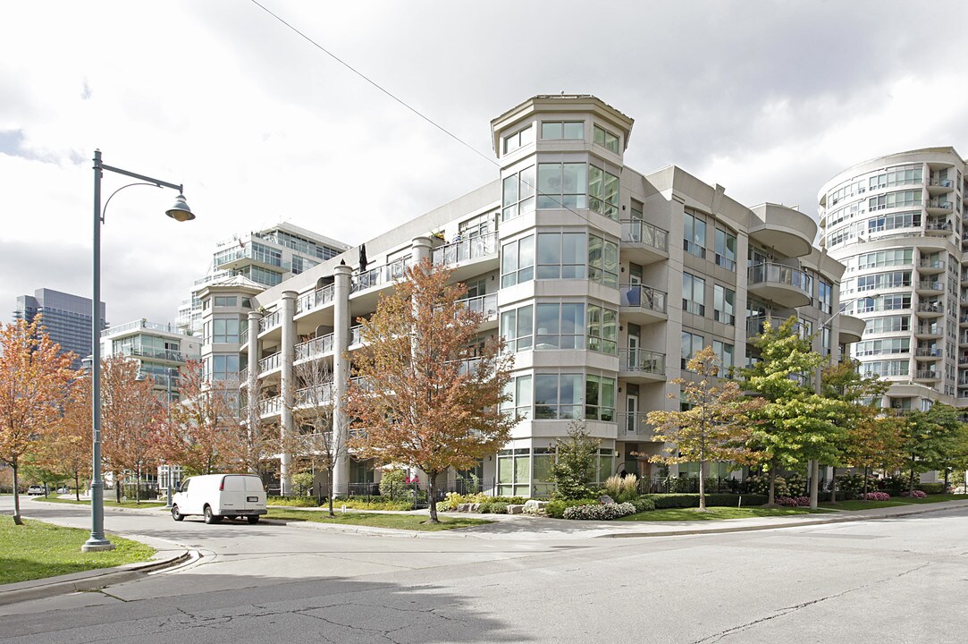 Nevis Condominiums in Toronto, ON - Building Photo