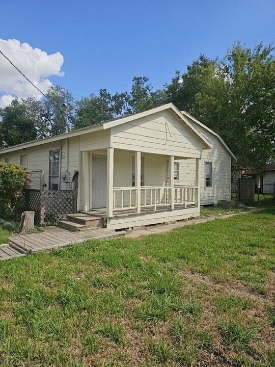 8010 Miley St in Houston, TX - Building Photo