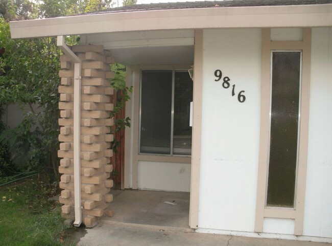 9816 Mars Way in Sacramento, CA - Foto de edificio - Building Photo