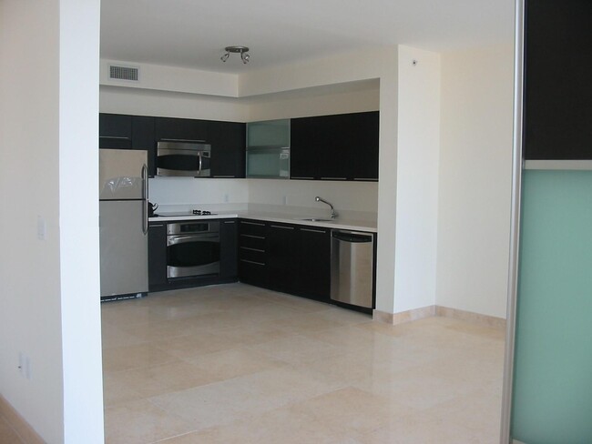 90 SW 3rd St, Unit 1511 in Miami, FL - Building Photo - Building Photo