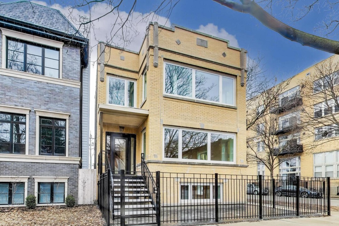 3856 N Claremont Ave in Chicago, IL - Building Photo