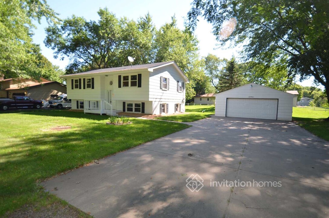 16901 Whitewood Ave in Prior Lake, MN - Building Photo