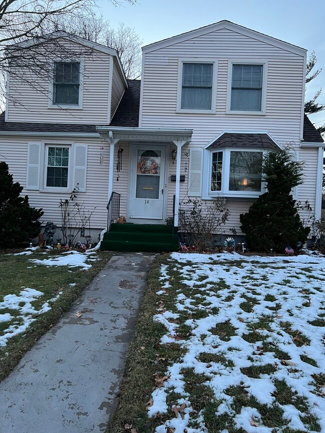 14 Canterbury St in Manchester, CT - Building Photo - Building Photo