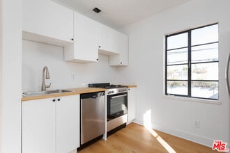 822 N Detroit St in Los Angeles, CA - Building Photo - Building Photo