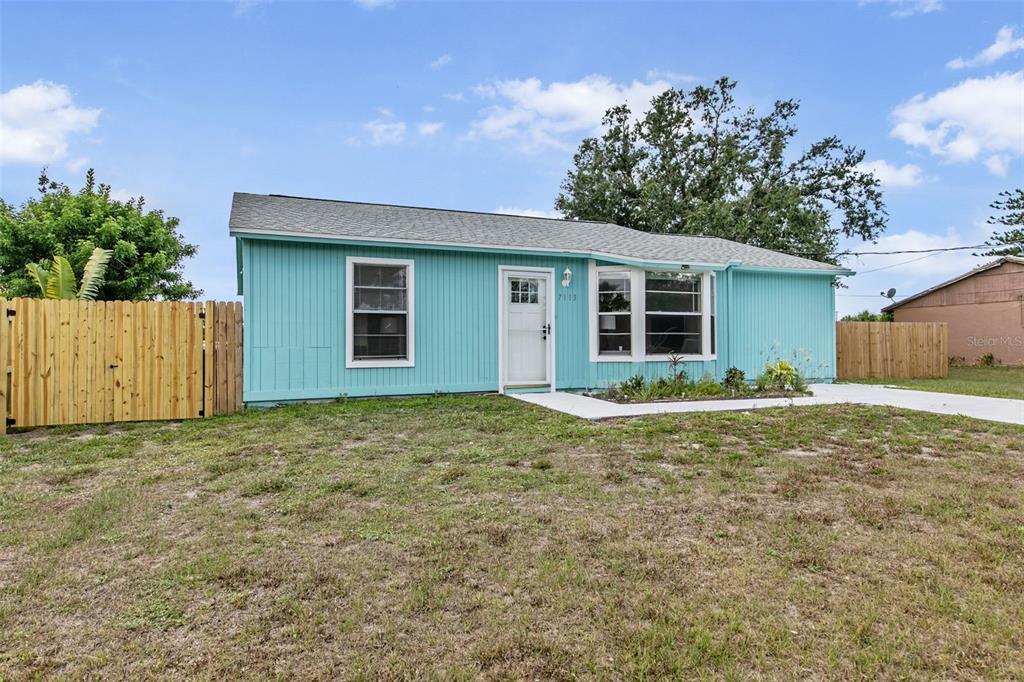 7113 Regina Dr in Englewood, FL - Building Photo