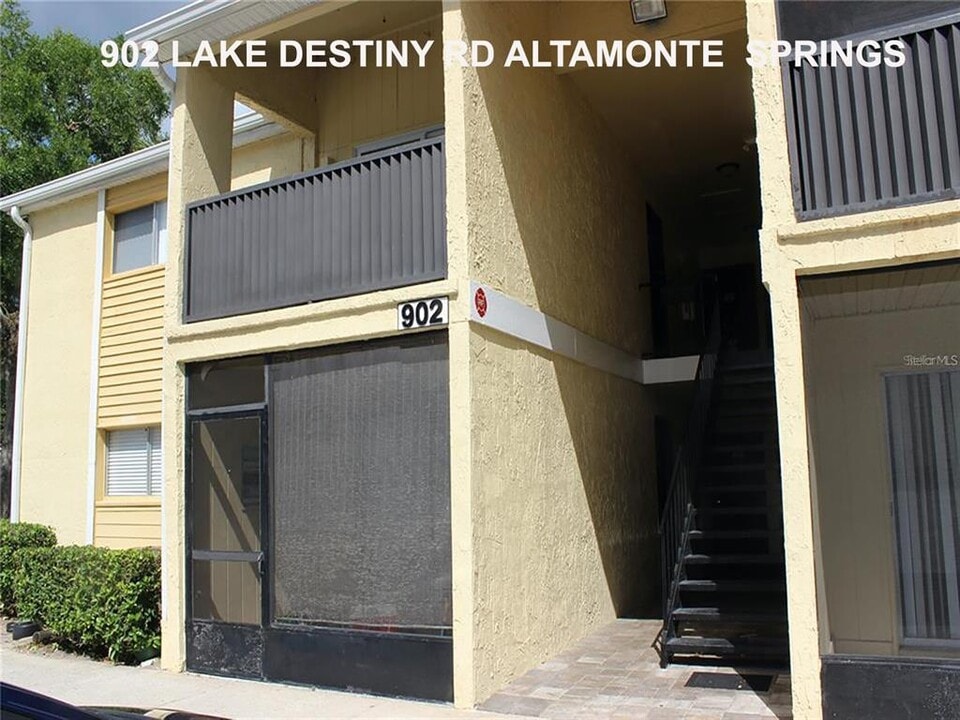 902 Lake Destiny Rd in Altamonte Springs, FL - Foto de edificio