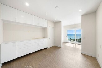 376 Cliff Dr, Unit D in Laguna Beach, CA - Foto de edificio - Building Photo