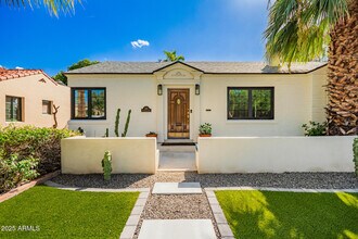 329 W Granada Rd in Phoenix, AZ - Building Photo - Building Photo