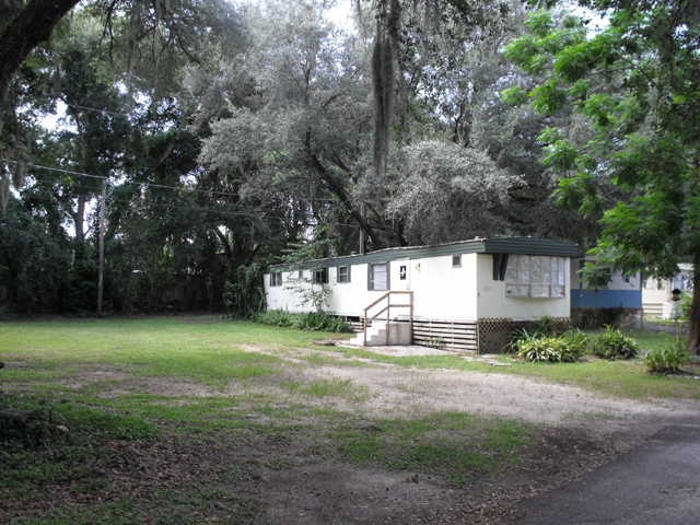 11010 Clay Pit Rd in Tampa, FL - Foto de edificio - Building Photo