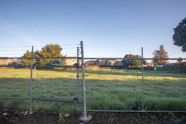 Colibri Commons in East Palo Alto, CA - Building Photo - Building Photo