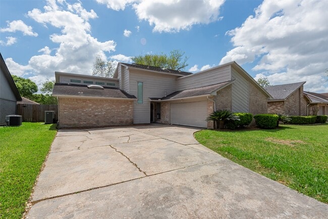 1915 Mustang Springs Dr in Missouri City, TX - Building Photo - Building Photo