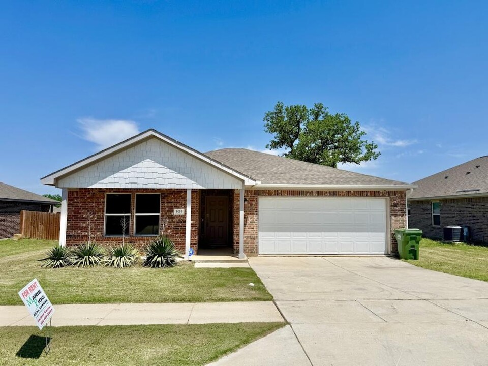 929 Ben Dr in Springtown, TX - Foto de edificio