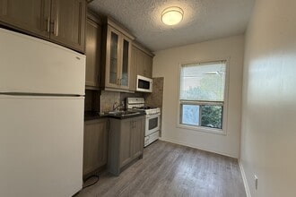 3254 Dundas St W in Toronto, ON - Building Photo - Building Photo