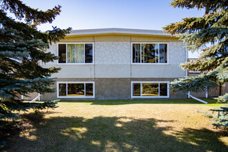 7727 41 Av NW in Calgary, AB - Building Photo - Building Photo