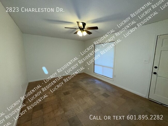 2823 Charleston Dr in Jackson, MS - Foto de edificio - Building Photo