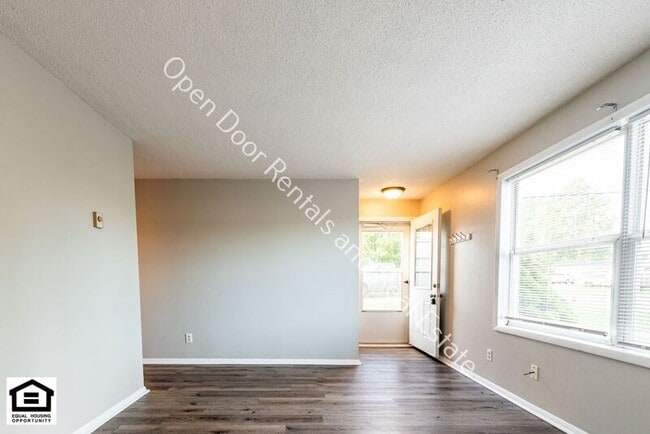 922 East Ave in Kendallville, IN - Building Photo - Building Photo