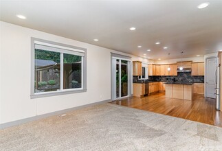 2512 Jones Ave NE in Renton, WA - Building Photo - Building Photo