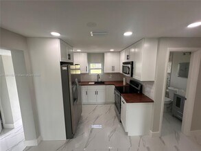 130 Virginia Ct in Englewood, FL - Building Photo - Building Photo