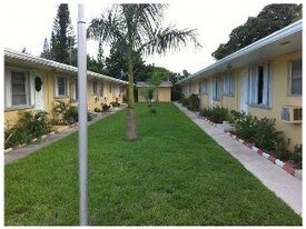 2450 Lincoln St in Hollywood, FL - Building Photo