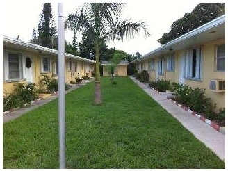 2450 Lincoln St in Hollywood, FL - Building Photo