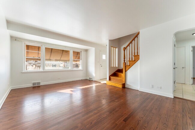 5800 W Foster Ave in Chicago, IL - Building Photo - Building Photo