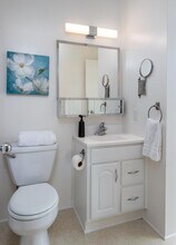 6 Commodore Dr, Unit 4 in Emeryville, CA - Foto de edificio - Building Photo