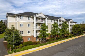 River Run Senior Apartments in Woodbridge, VA - Foto de edificio - Building Photo