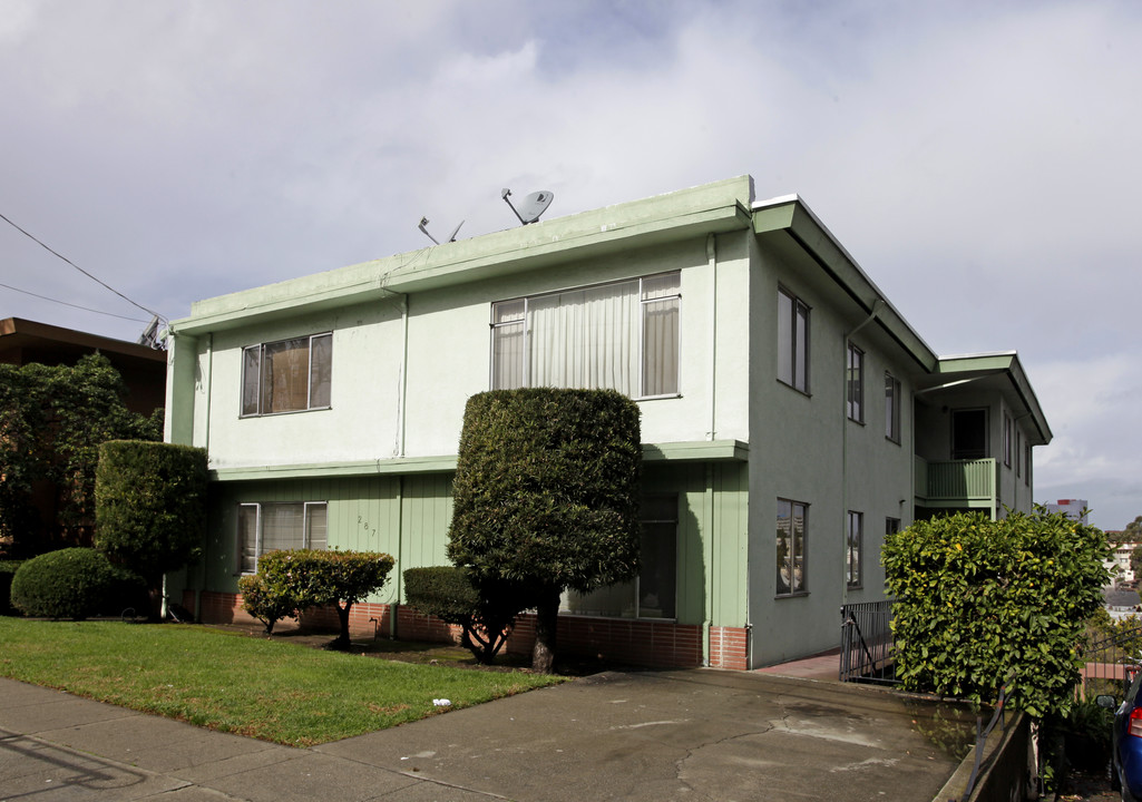 Adams Point in Oakland, CA - Building Photo