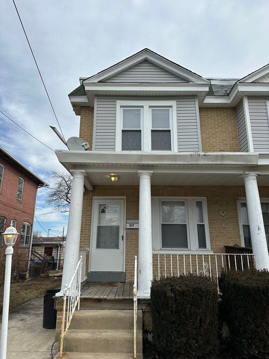 1517 Upland St in Chester, PA - Building Photo