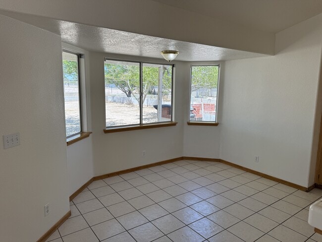 9412 Hickory Ave in Hesperia, CA - Foto de edificio - Building Photo